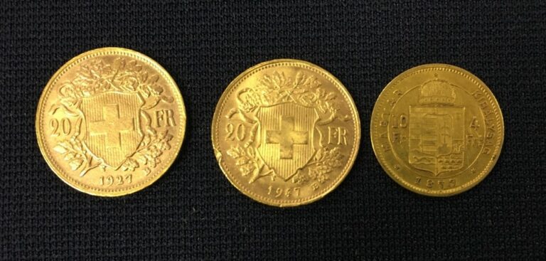 Deux pièces de 20 francs suisse or, et une pièce de 10 francs/4 forint magyar o…