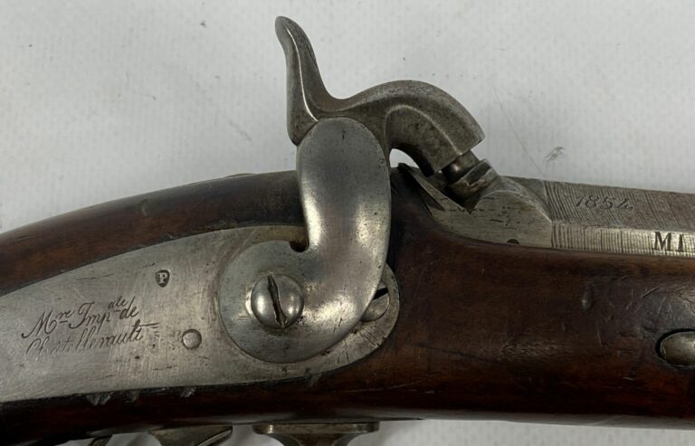 Deux pistolets d'officier à percussion modèle 1833, canon à pans, l'un damas, à…