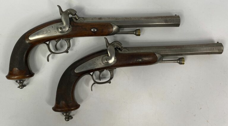 Deux pistolets d'officier à percussion modèle 1833, canon à pans, l'un damas, à…