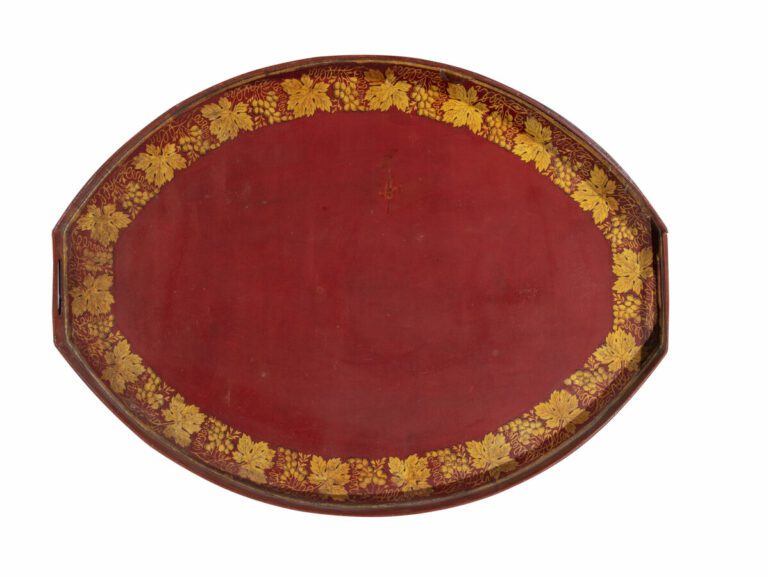 Deux plateaux en tôle laquée rouge motifs de pampres de vigne. - 66 x 48 cm