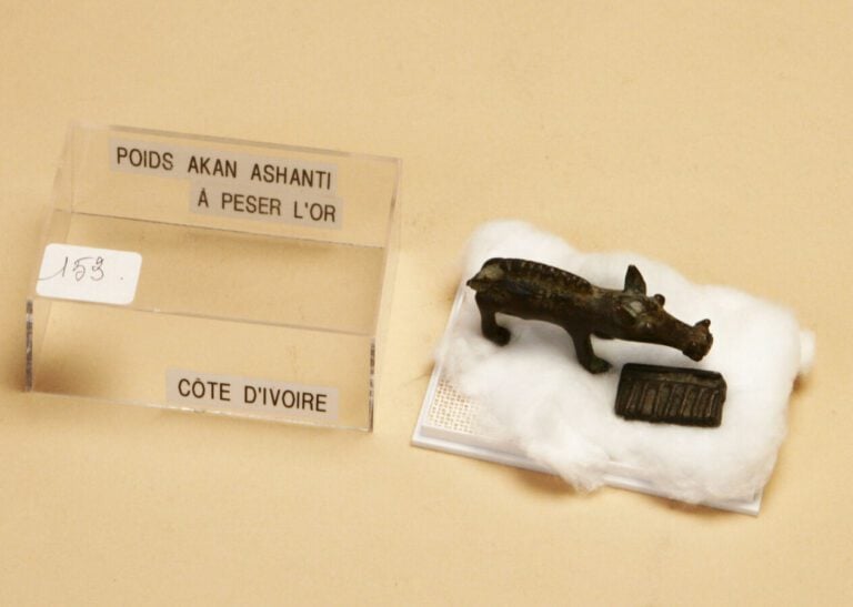 Deux poids à peser l'or dont un représentant un Phacophère (Laiton), Ashanti, C…