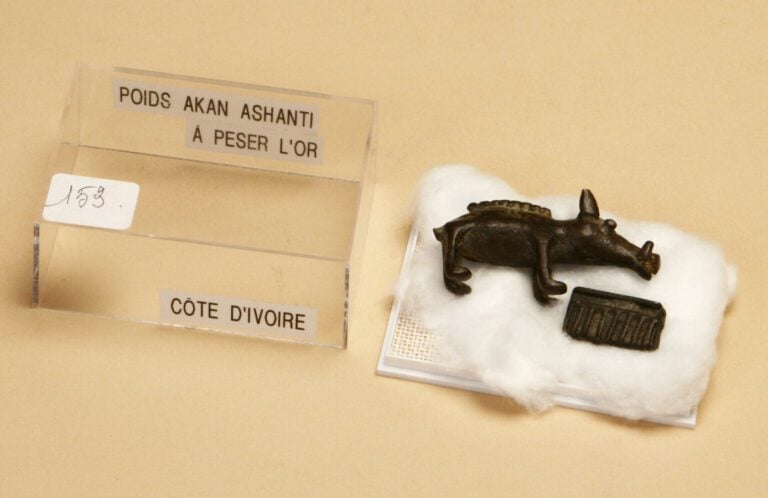 Deux poids à peser l'or dont un représentant un Phacophère (Laiton), Ashanti, C…