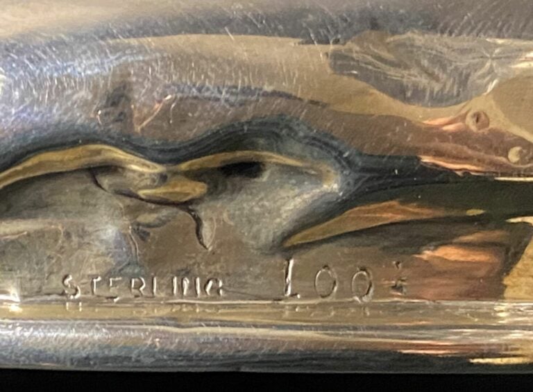 Deux pots couverts en cristal taillé à pans, les couvercles en argent (925) orn…