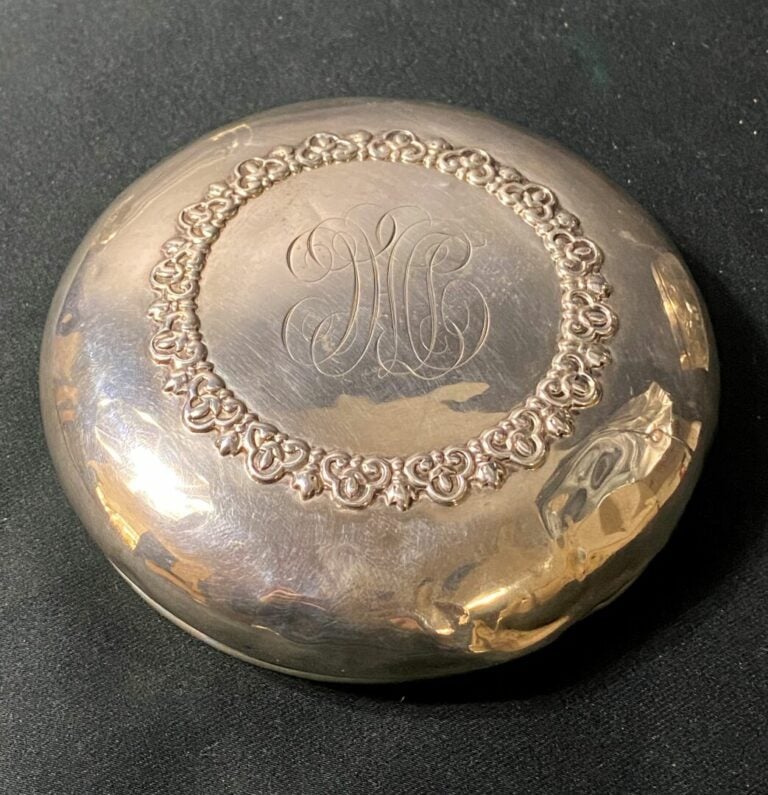 Deux pots couverts en cristal taillé à pans, les couvercles en argent (925) orn…