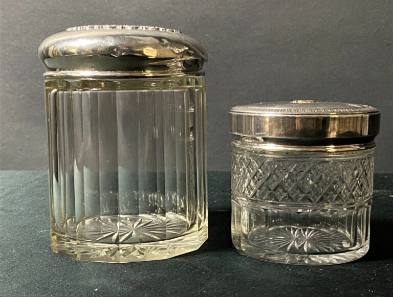 Deux pots couverts en cristal taillé à pans, les couvercles en argent (925) orn…