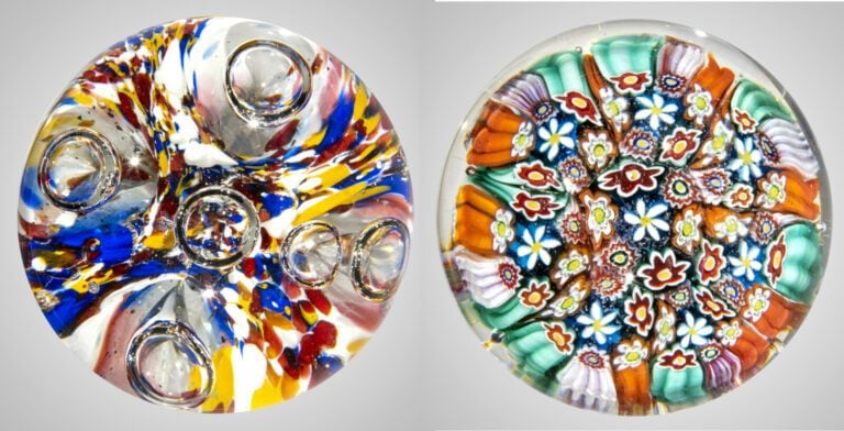 Deux presse-papiers - 1°/ Presse-papiers à fond jaspé polychrome surmonté par s…