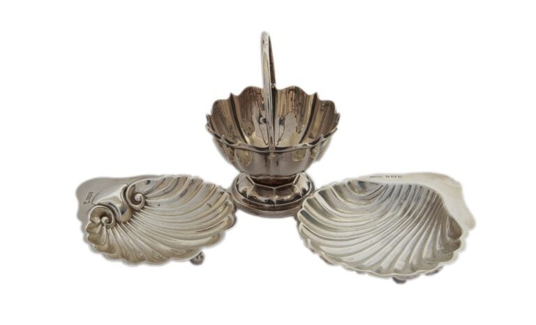 Deux salières en argent anglais, en forme de coquille saint-Jacques (modèles di…
