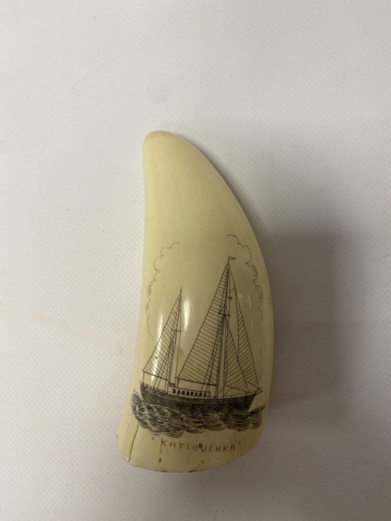 Deux scrimshaws en dent de cachalot à décor gravé sur le thème marin, l'un grav…