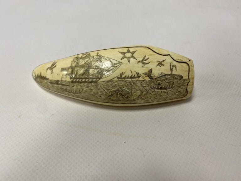 Deux scrimshaws en dent de cachalot à décor gravé sur le thème marin, l'un grav…