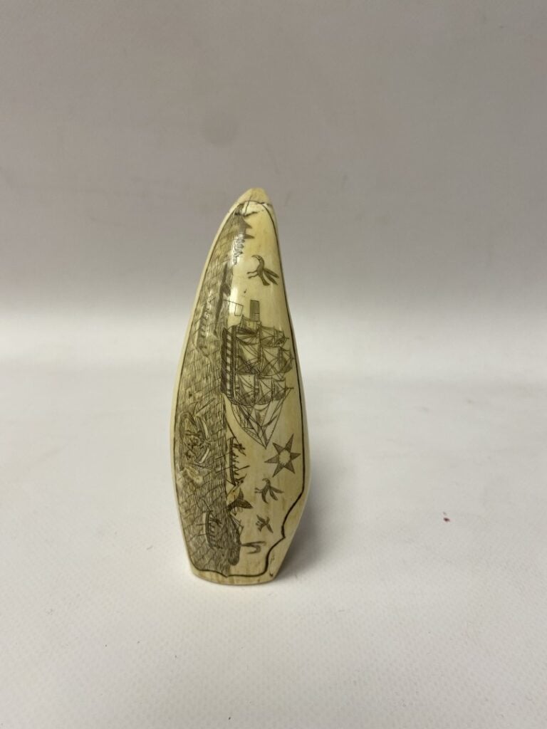 Deux scrimshaws en dent de cachalot à décor gravé sur le thème marin, l'un grav…