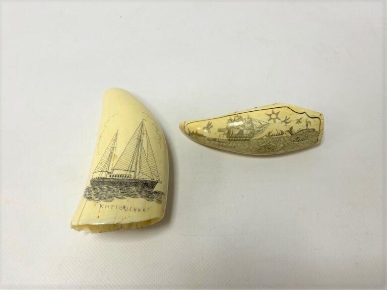 Deux scrimshaws en dent de cachalot à décor gravé sur le thème marin, l'un grav…
