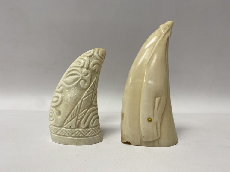 Deux scrimshaws en dent de cachalot, l'un sculpté à décor d'une baleine, l'autr…