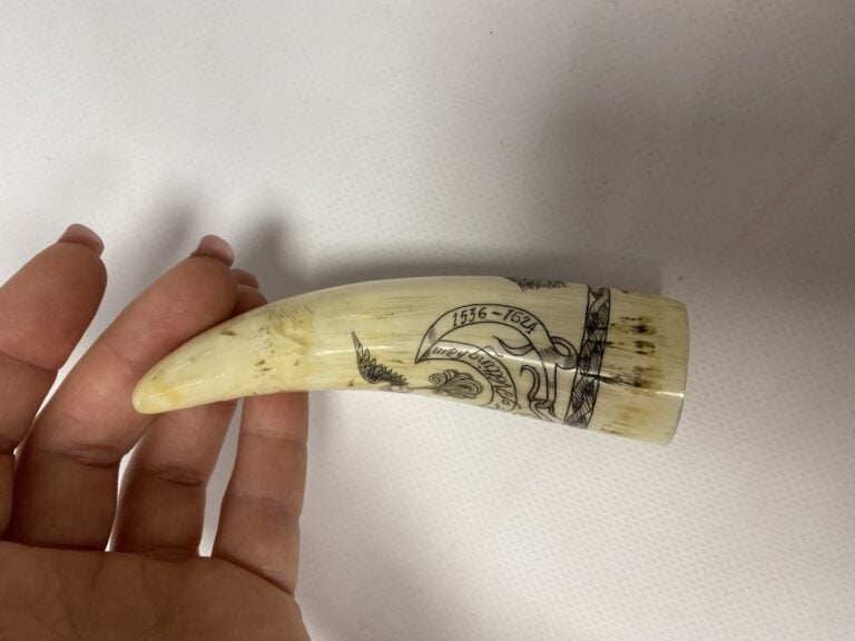 Deux scrimshaws en dent de cachelot, à décor gravé pour l'un d'un portrait de C…