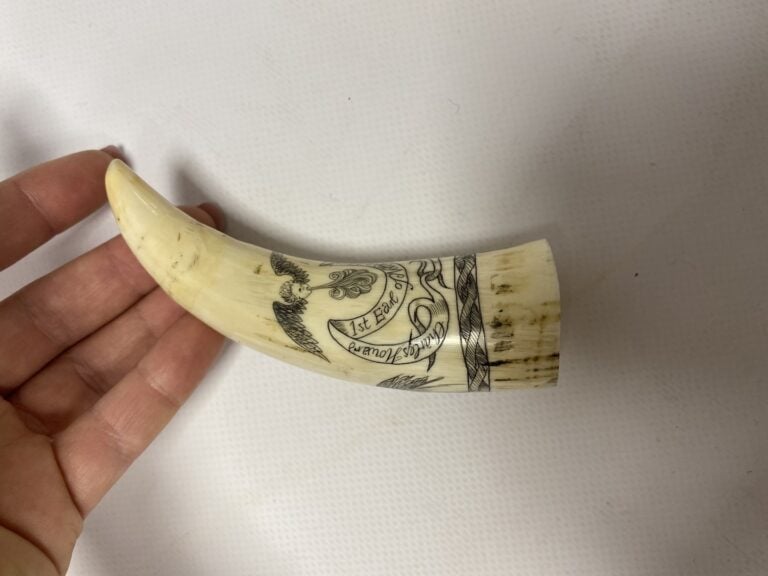 Deux scrimshaws en dent de cachelot, à décor gravé pour l'un d'un portrait de C…