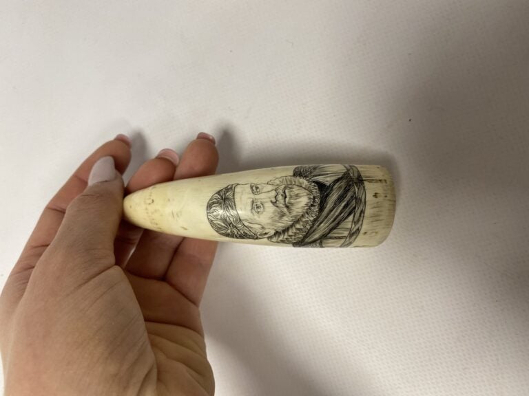 Deux scrimshaws en dent de cachelot, à décor gravé pour l'un d'un portrait de C…