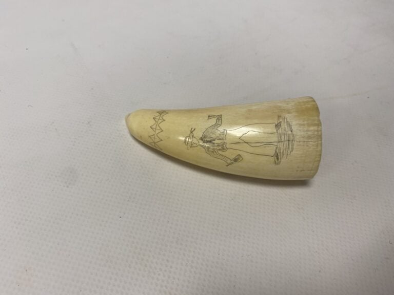 Deux scrimshaws en dent de cachelot, à décor gravé pour l'un d'un portrait de C…