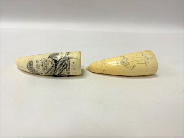 Deux scrimshaws en dent de cachelot, à décor gravé pour l'un d'un portrait de C…
