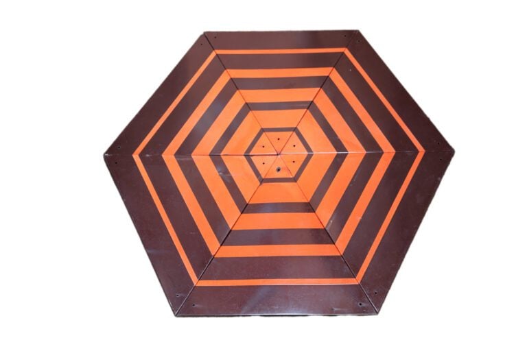 Deux sculptures bi-dimensionnelles en tôle émaillée, de forme hexagonale, compo…