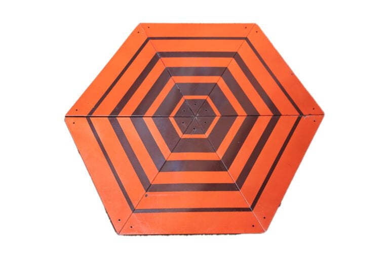 Deux sculptures bi-dimensionnelles en tôle émaillée, de forme hexagonale, compo…
