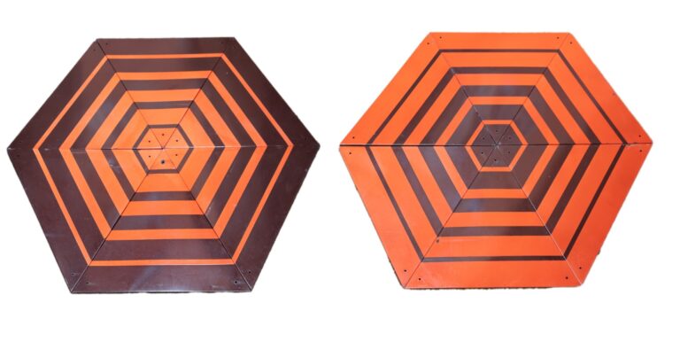 Deux sculptures bi-dimensionnelles en tôle émaillée, de forme hexagonale, compo…