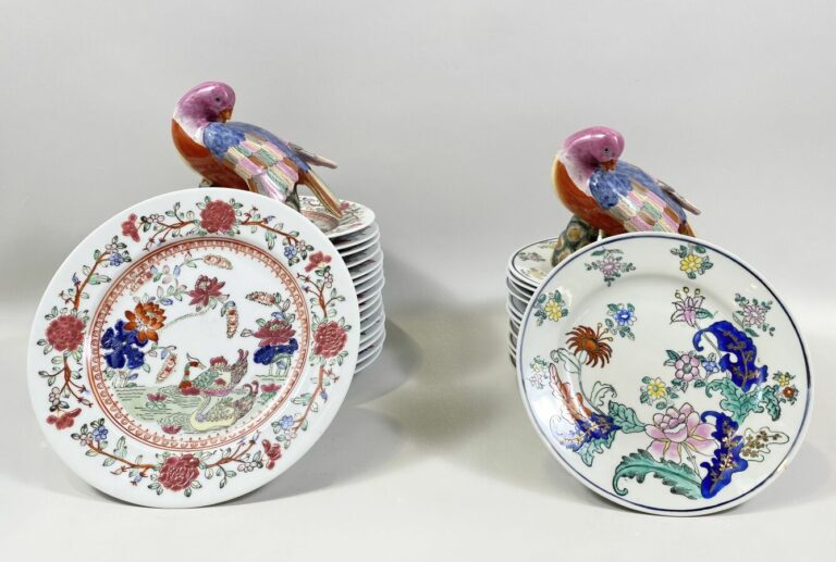 Deux séries d'assiettes en porcelaine à décor de fleurs (16 et 12) et deux oise…