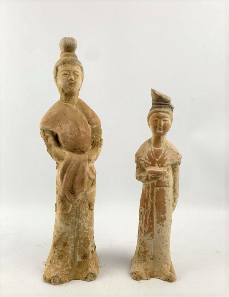 Deux servantes en terre cuite partiellement polychrome - Style Tang, Chine XXe…