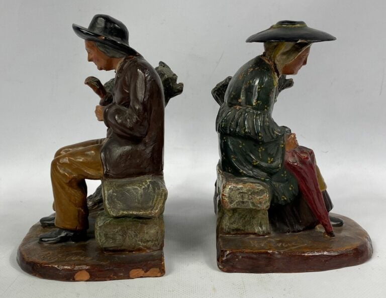 Deux sujets en terre cuite polychrome sculptée figurant un couple de paysans -…