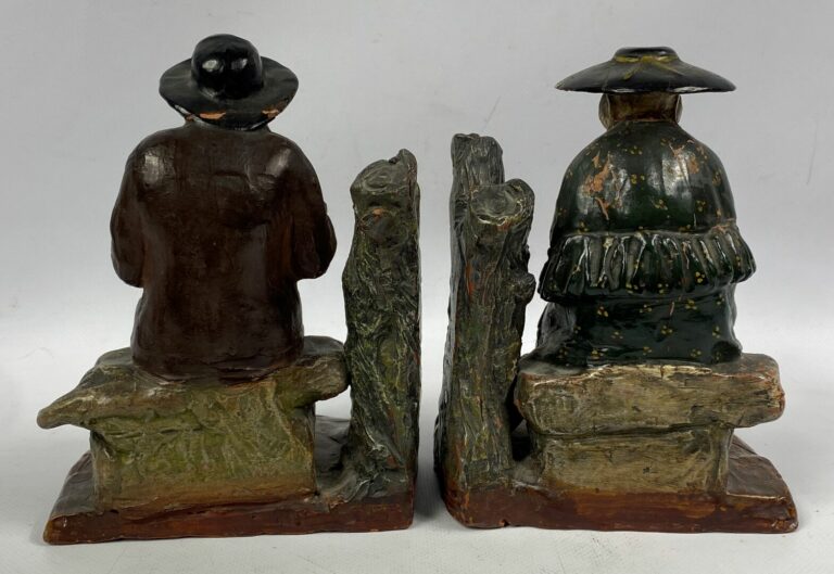 Deux sujets en terre cuite polychrome sculptée figurant un couple de paysans -…