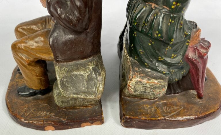 Deux sujets en terre cuite polychrome sculptée figurant un couple de paysans -…