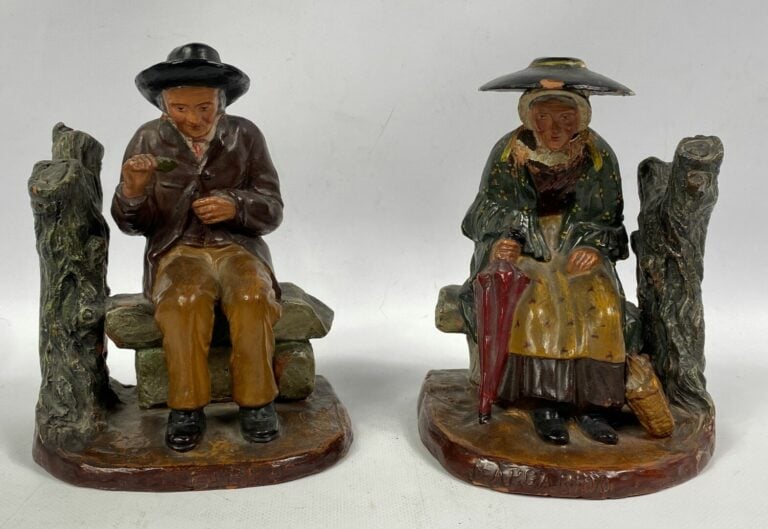 Deux sujets en terre cuite polychrome sculptée figurant un couple de paysans -…
