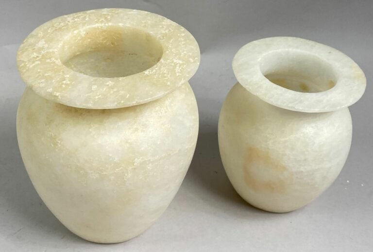 Deux vases à cosmétique en albâtre dans le goût égyptien - H (le plus grand) :…