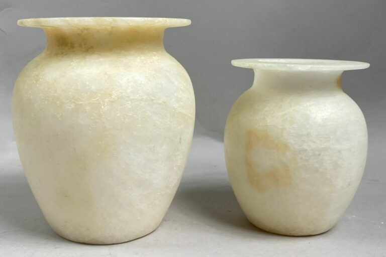 Deux vases à cosmétique en albâtre dans le goût égyptien - H (le plus grand) :…