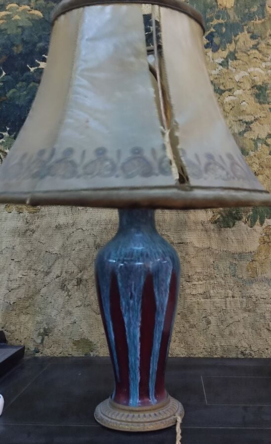 Deux vases en grès émaillé bleu - Cruche en faïence de Jersey à motif d'un masq…