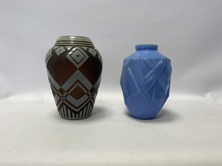 Deux vases en verre de style Art Déco, le premier à décor géométrique en verre…