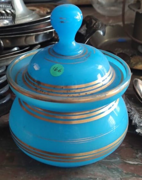 Deux vases en verre opalin à motif de feuillages et palmettes et un pot couvert…