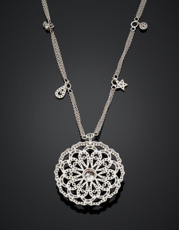DIAFINI - PENDENTIF "rosace" et sa double chaînette en or gris (750‰) ajouré se…