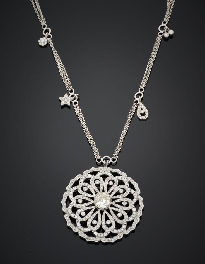 DIAFINI - PENDENTIF "rosace" et sa double chaînette en or gris (750‰) ajouré se…
