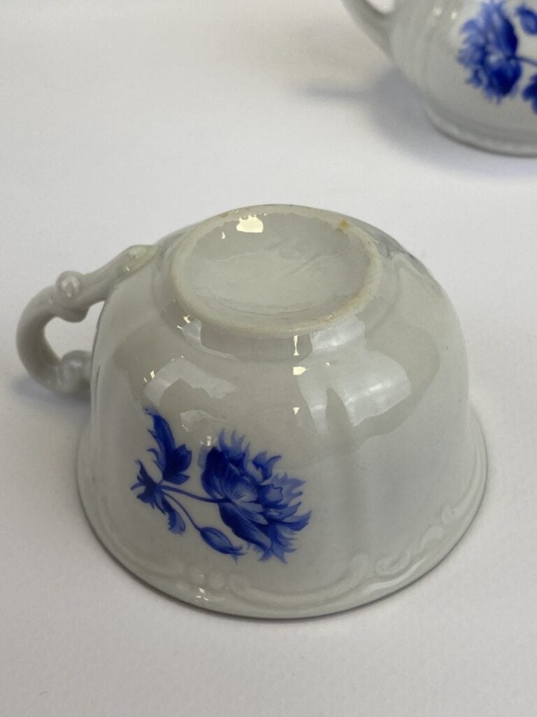 Dinette d'enfant en faïence comprenant sept pièces blanc bleu composée d'un caf…