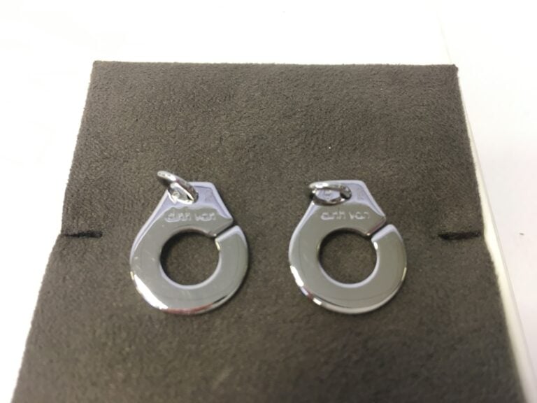 DINH VAN. - Bracelet modèle Menottes R15, en or gris. Manque le lien.
