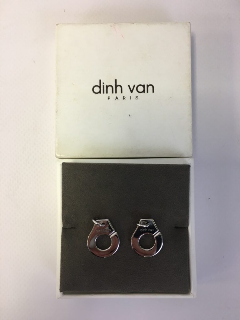 DINH VAN. - Bracelet modèle Menottes R15, en or gris. Manque le lien.