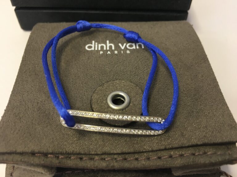 DINH VAN. - Bracelet modèle slim en or blanc et brillants, et lien bleu.