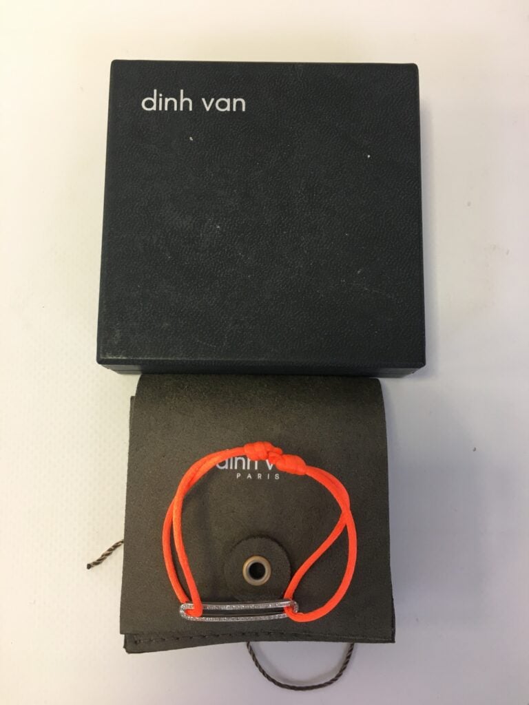 DINH VAN. - Bracelet modèle slim en or blanc et brillants, et lien orange.