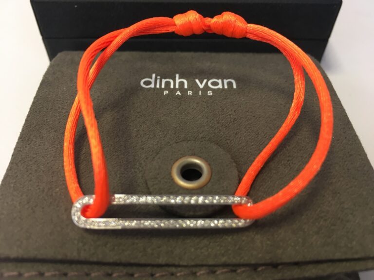 DINH VAN. - Bracelet modèle slim en or blanc et brillants, et lien orange.