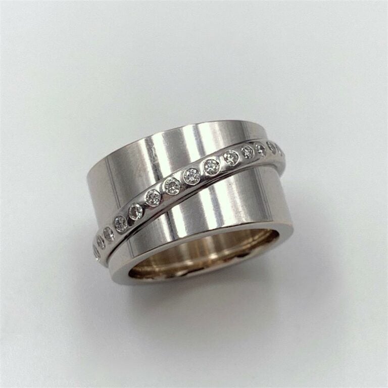 DINH VAN - Large BAGUE modèle « Ariane » en or gris (750 millièmes) retenant un…