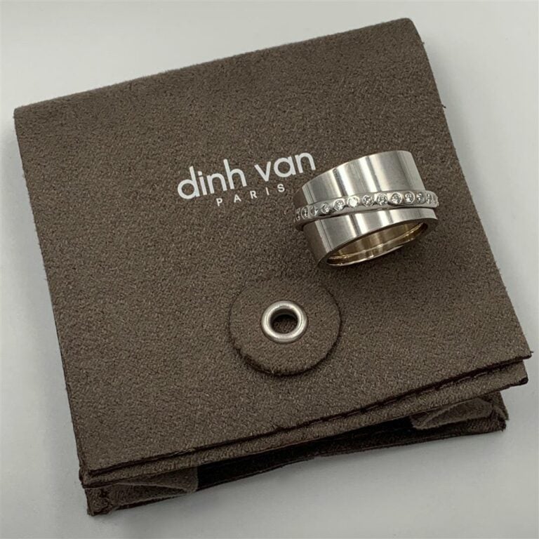 DINH VAN - Large BAGUE modèle « Ariane » en or gris (750 millièmes) retenant un…