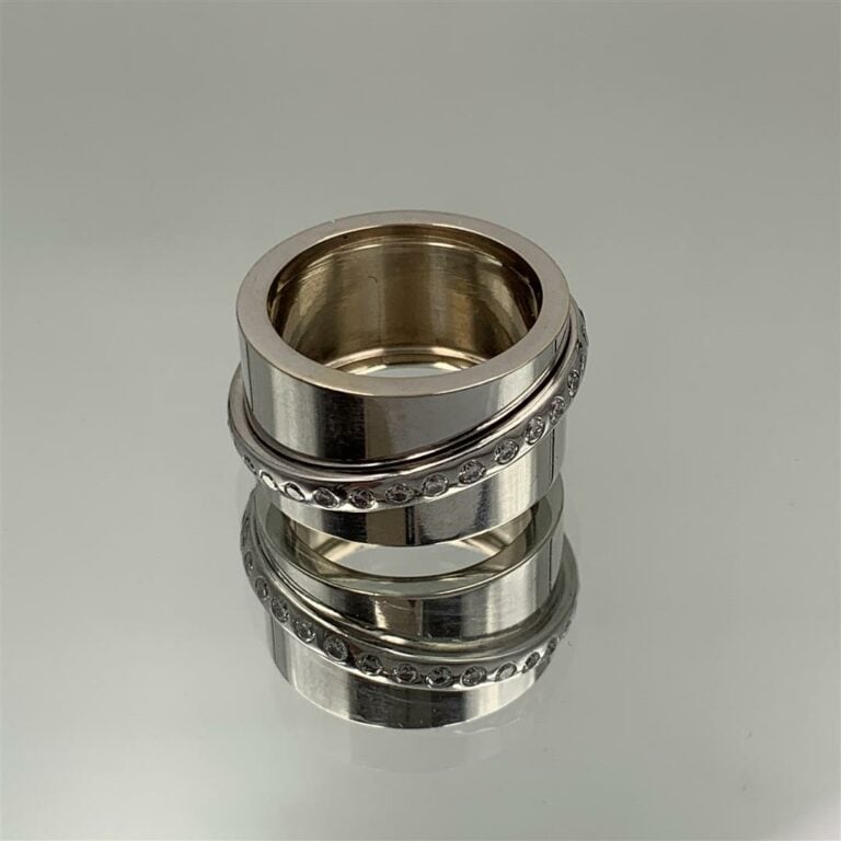 DINH VAN - Large BAGUE modèle « Ariane » en or gris (750 millièmes) retenant un…