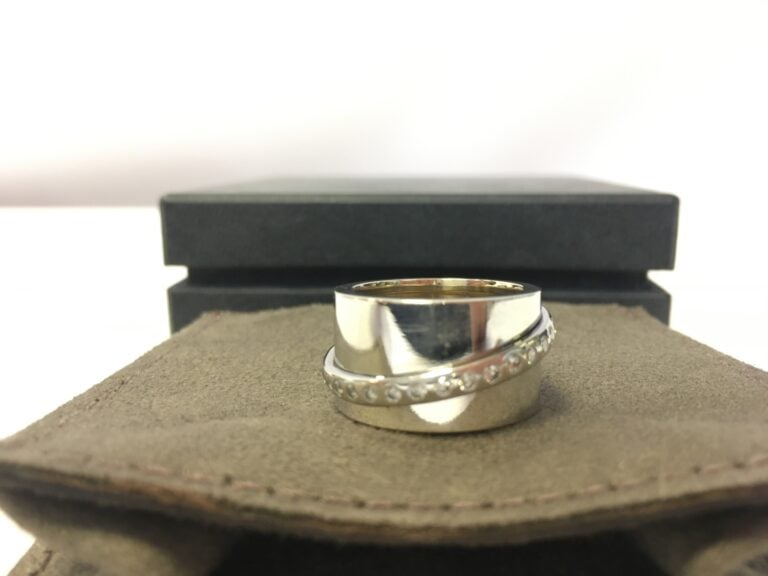 DINH VAN - Large BAGUE modèle « Ariane » en or jaune (750 millièmes) retenant u…