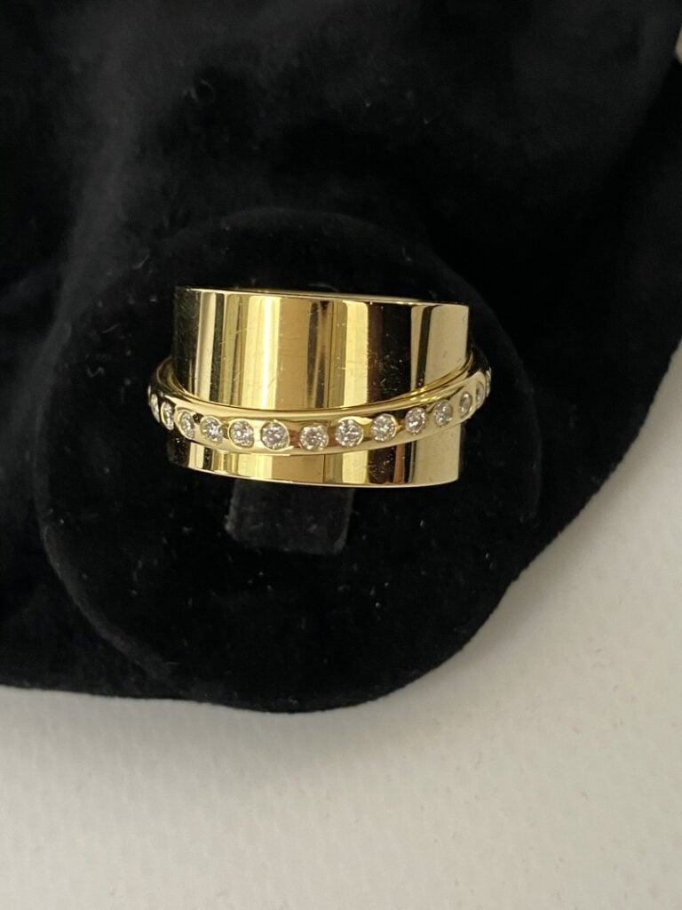 DINH VAN - Large BAGUE modèle « Ariane » en or jaune (750 millièmes) retenant u…