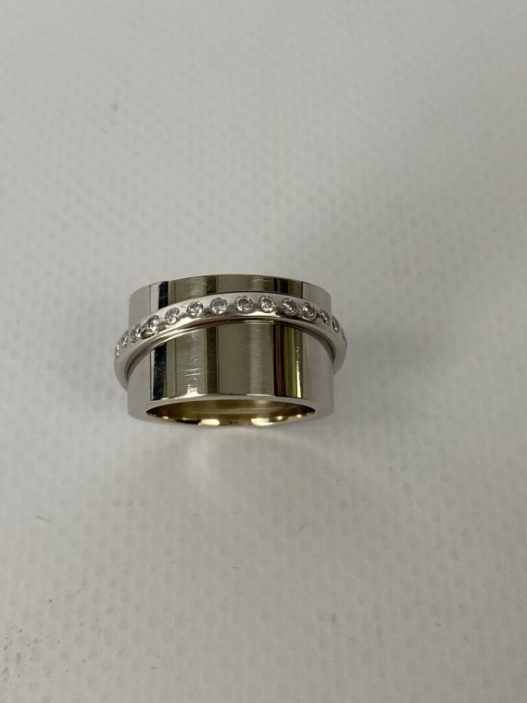DINH VAN - Large BAGUE modèle « Ariane » en or jaune (750 millièmes) retenant u…