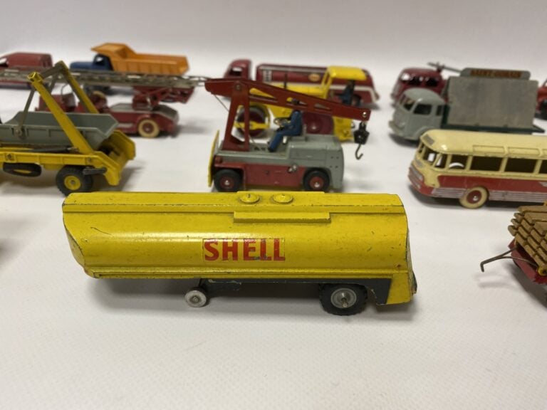 DINKY TOYS. - Ensemble de dix-huit véhicules, notamment publicitaires et de ser…